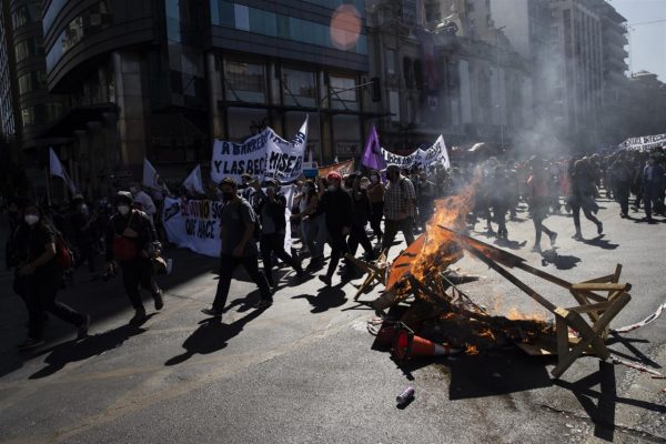 Un herido en Chile en la primera protesta de la era Boric