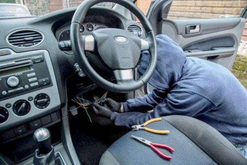 Se roban hasta los zapatos de fútbol que estaban guardados en un carro
