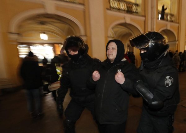 Un manifestante es detenido durante una protesta en San Petersburgo,