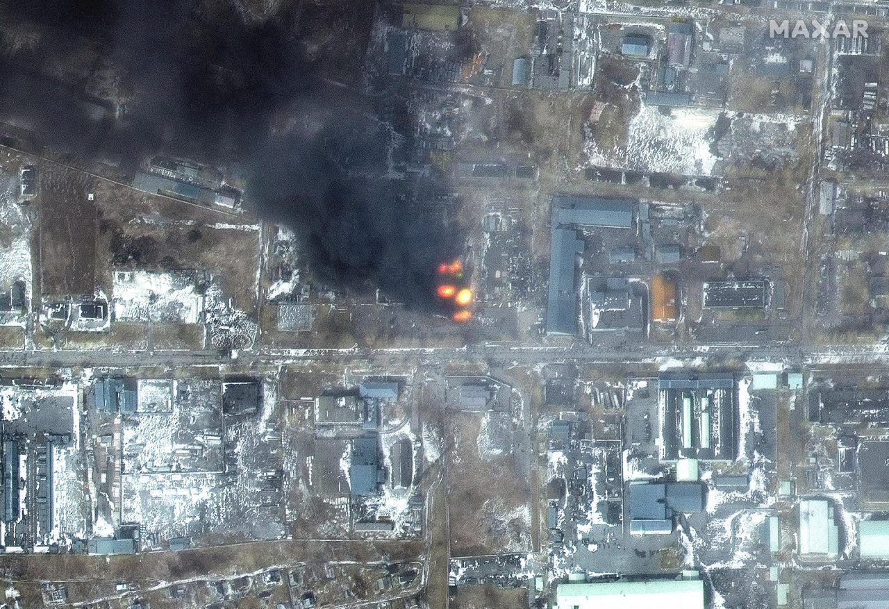 GUERRA. Imagen de satélite de explosiones en la zona de Mariúpol.
