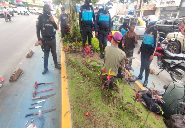 Novedad. Algunas personas portaban armas blancas en los semáforos.