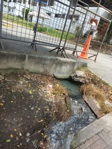 Agua pestilente afuera de la UVC