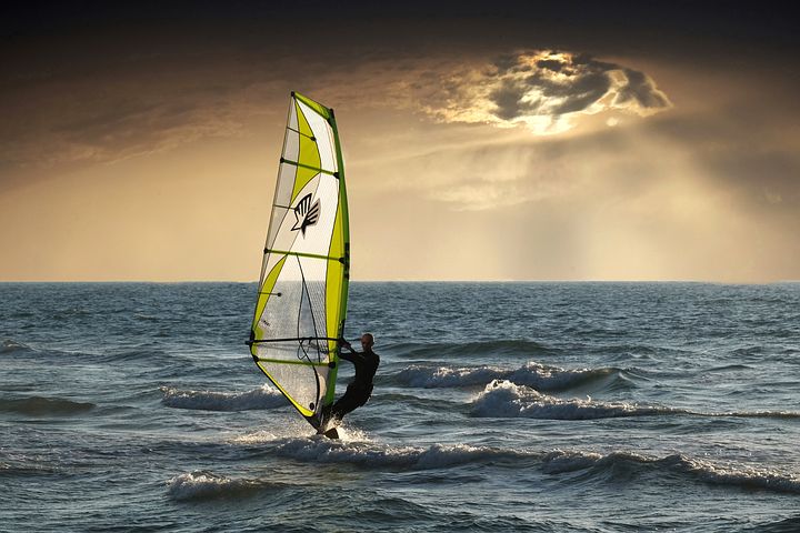 Cubano escapó a Estados Unidos en tabla de windsurf