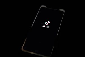 TikTok suspende en Rusia transmisión de videos en vivo