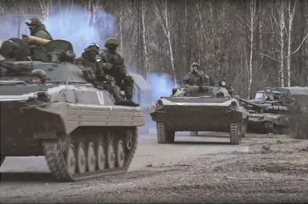 Tropas y vehículos militares rusos en las cercanías de Kiev, la capital de Ucrania.