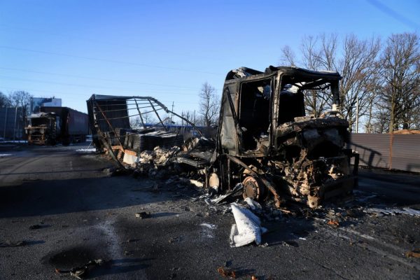 Imagen de vehículos militares destruidos en algún punto de Ucrania.
