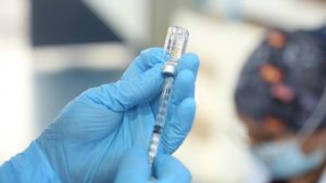 Reino Unido aprueba la primera vacuna contra la Covid-19 capaz de hacer frente a Ómicron