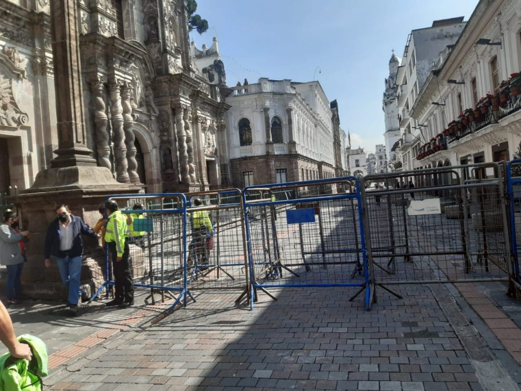 Moradores y comerciantes piden retiro de vallas de seguridad en el centro de Quito