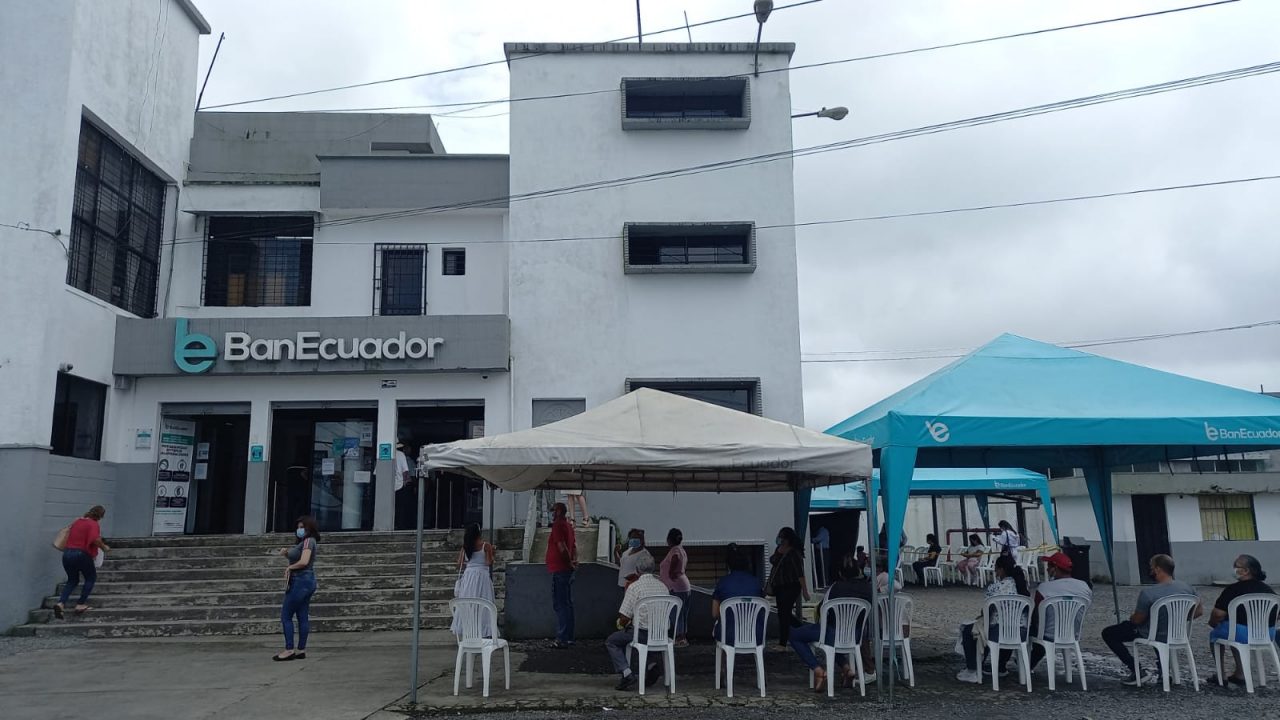 Clientes de BanEcuador denuncian perjuicio económico