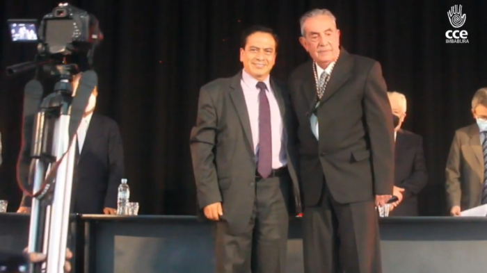 Homenaje. La Casa de la Cultura reconoció la labor de Fausto Cervantes Durán (derecha) entregando la Medalla Pilanqui.