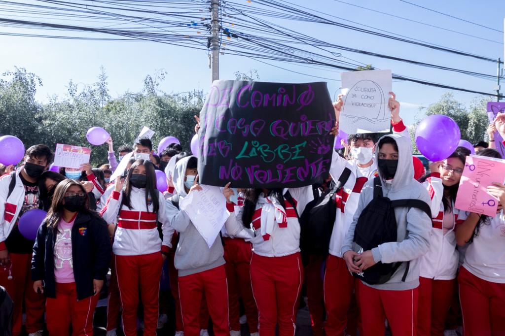 Cientos de estudiantes salieron este 26 de abril a las calles para exigir justicia para su compañera.