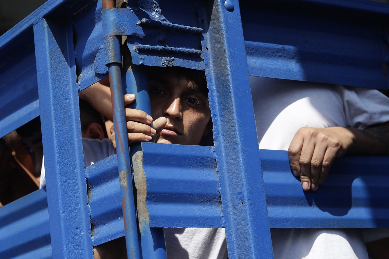 El Salvador extiende el estado de excepción por sexto mes