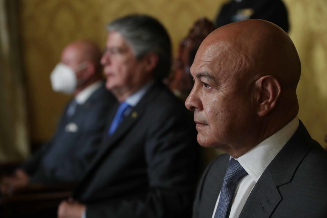 Luis Hernández renuncia al Ministerio de Defensa