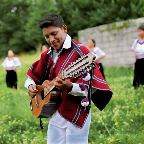 Un artista que rescata la música ancestral en kichwa