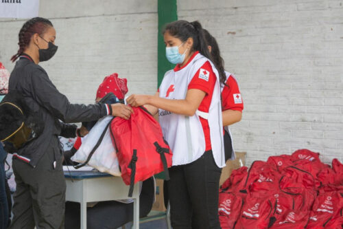 Los voluntarios de la Cruz Roja hicieron la entrega de los kits.