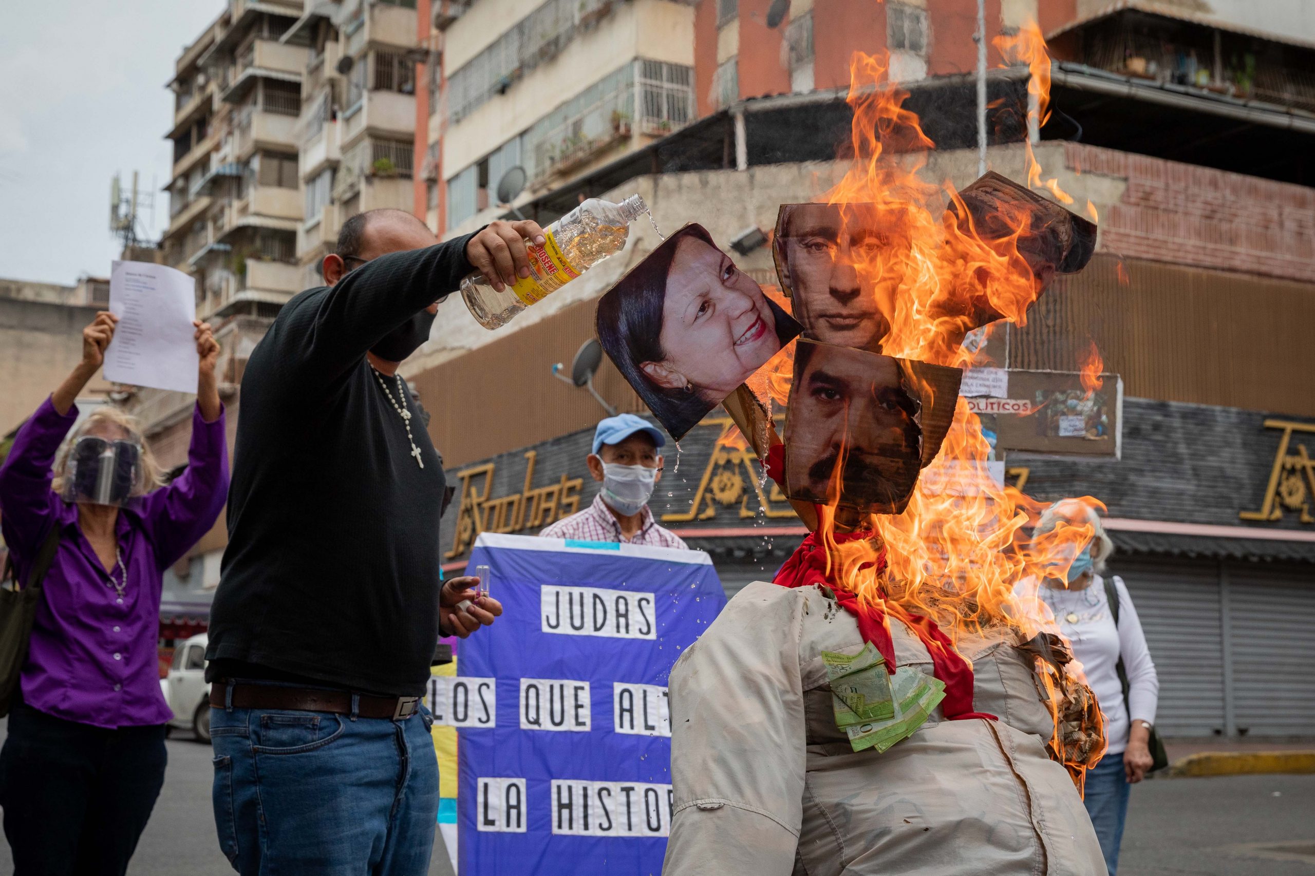 Caraqueños queman figuras de Nicolás Maduro y Vladimir Putin para recrear la muerte de Judas