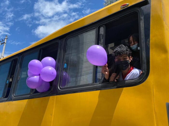 Símbolos. Desde los buses escolares se visualizan globos morados como señal de apoyo a la estudiante abusada sexualmente por un chofer de estos transportes.