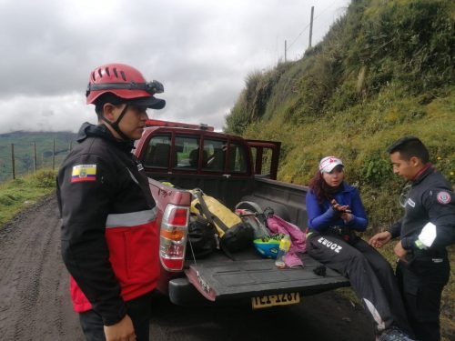 La ciudadana fue rescatada por los Bomberos de Ambato.