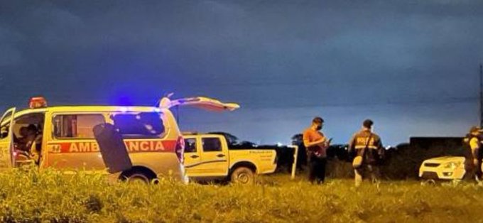 La ambulancia atacada quedó en medio de la carretera. Foto: Policía Nacional