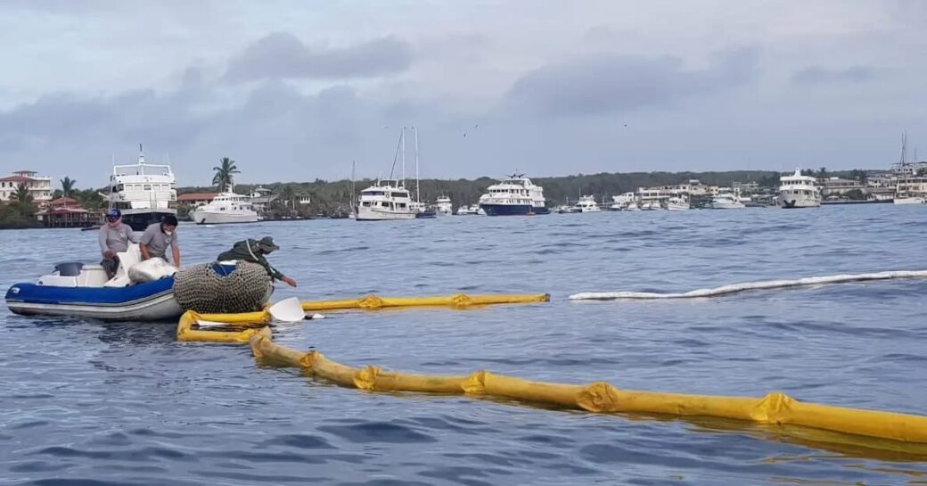 Continúa la limpieza del diésel derramado en la costa de la Isla Santa Cruz. Foto: Ministerio del Ambiente.