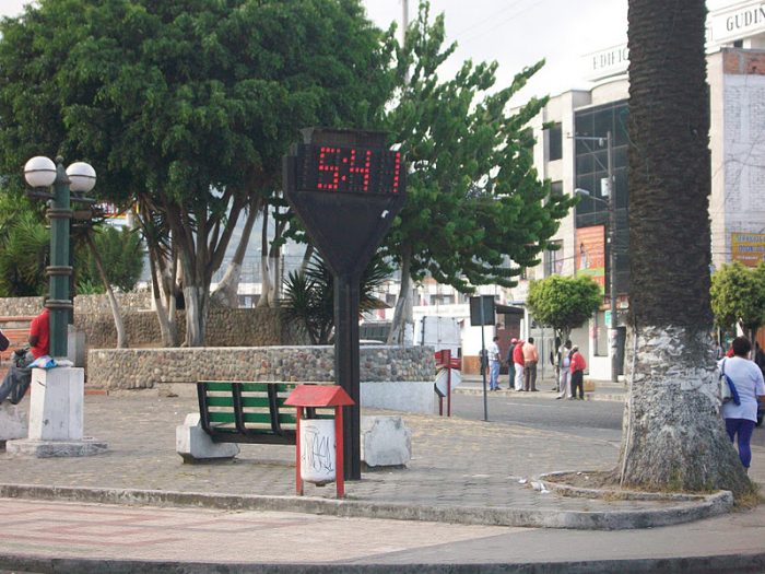 CAMBIO. Así lucía el parque antes de su remodelación. El reloj digital, que por décadas adornó el lugar, fue retirado.