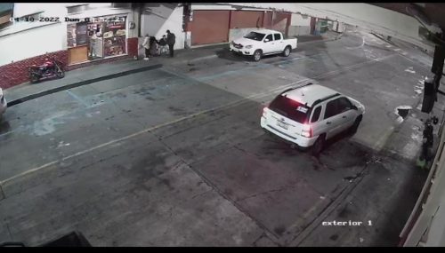 Le corta la cara con un pico de botella