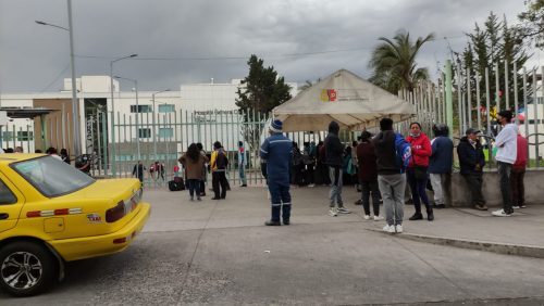 Los familiares de los pacientes permanecen en las afueras a la espera de noticias.