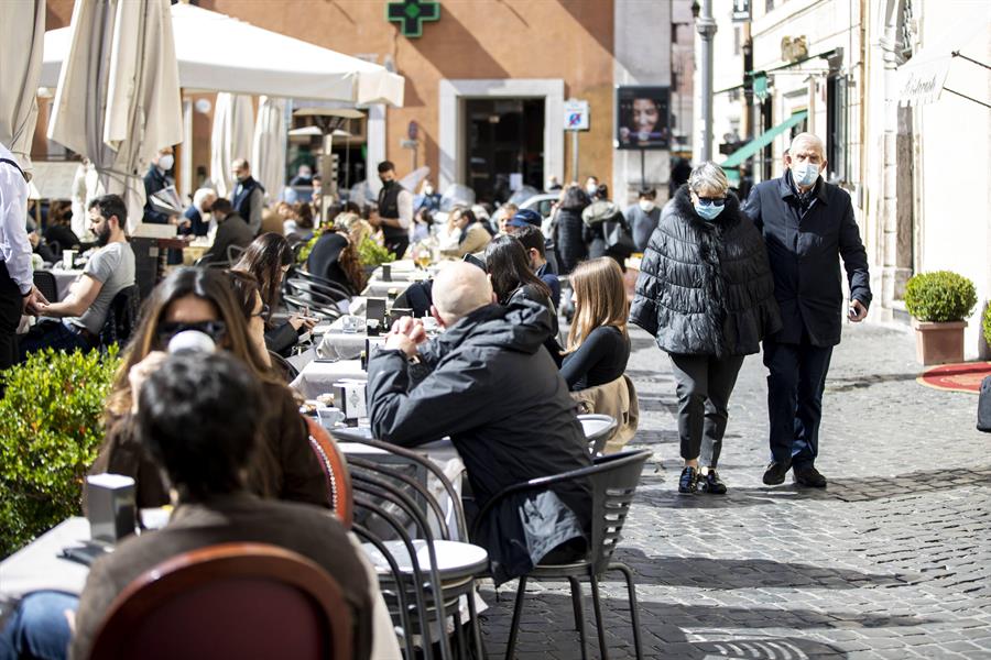 Italia empieza a eliminar el uso de mascarillas  