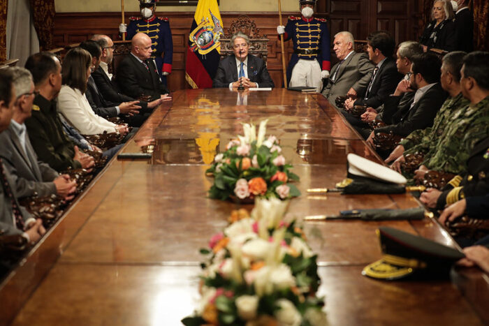 SEGURIDAD Guillermo Lasso, junto a Luis Lara y varios ministros, entre ellos Patricio Carrillo, secretario del Interior.
