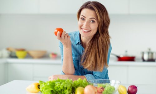 Los alimentos que consuma ayudan para sobrellevar los cambios hormonales en la menopausia.