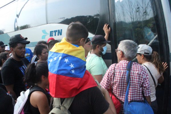 Migrantes de diferentes nacionalidades, esperan tomar un autobús para ser devueltos a Tapachula (Chiapas).