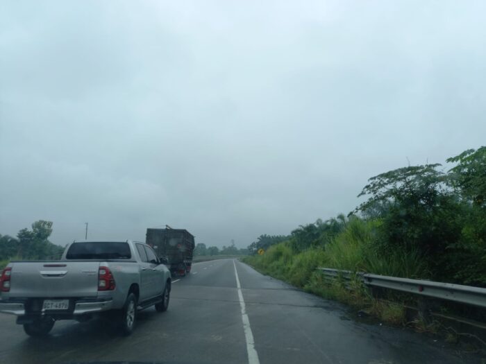 El Anillo vial continúa sin luz y lleno de maleza en sus costados
