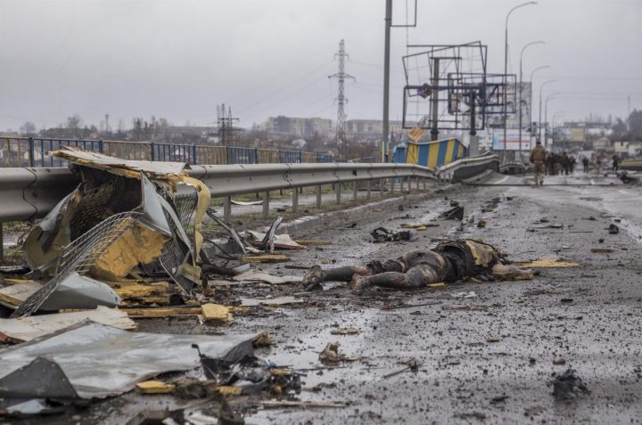 El cadáver de un hombre yace en una carretera de la localidad ucraniana de Bucha, cerca de Kiev.