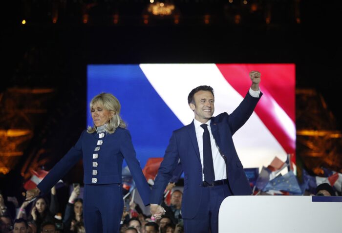 El presidente francés, Emmanuel Macron, festeja junto a su esposa, Brigitte Macron, su reelección.