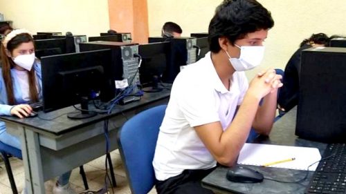 Los estudiantes pueden revisar la oferta académica a través de internet.