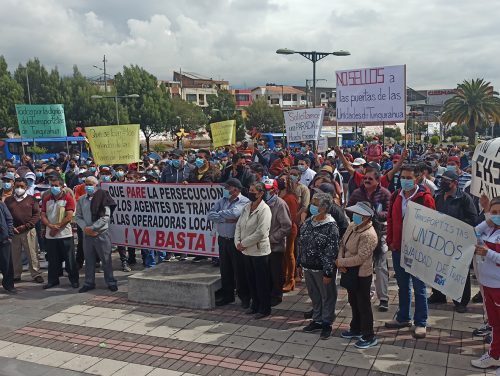 Los transportistas hicieron un plantón exigiendo respuestas y soluciones por parte del Municipio de Ambato.