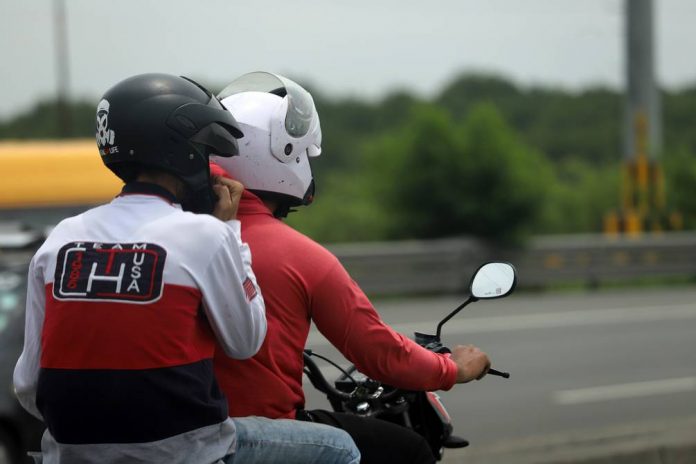 Dos hombres en moto