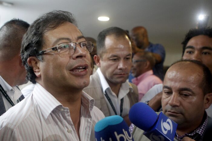 Gustavo Petro ‘choca’ con los militares colombianos