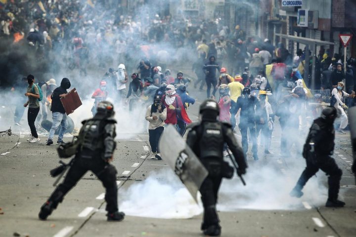 Miles de colombianos se manifestaron en las calles el año pasado contra un proyecto tributario del gobierno.