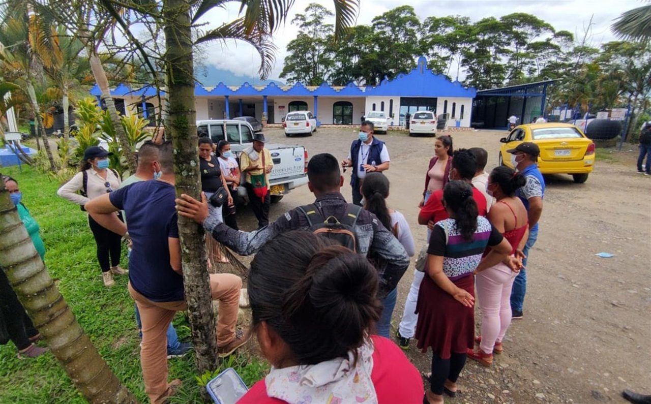 Habitantes de Puerto Leguízamo se reúnen con funcionarios de la Defensoría del Pueblo.