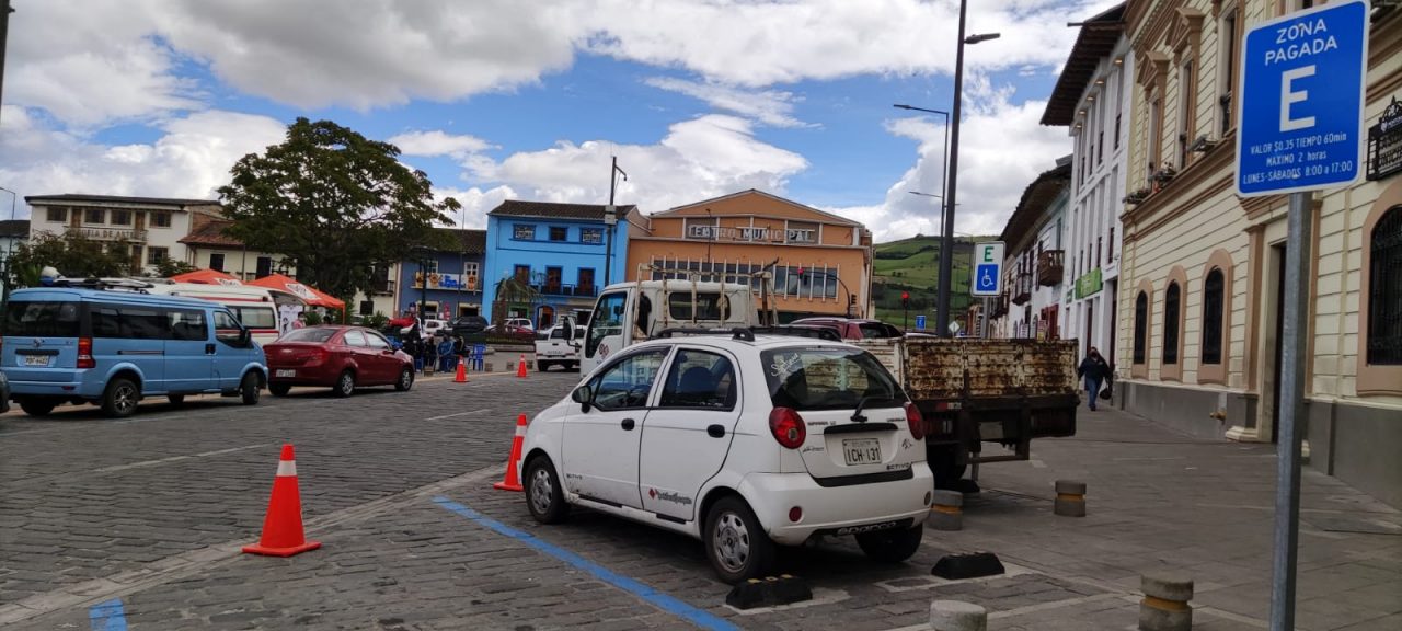 Plazas. Están ubicadas en las calles aledañas al centro histórico, delimitadas por su respectiva señalética, como líneas azules.