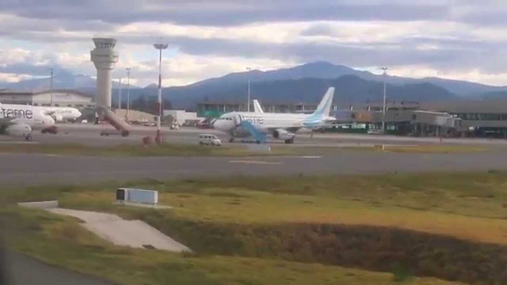 Recomiendan el uso de mascarillas en los aeropuertos de Ecuador