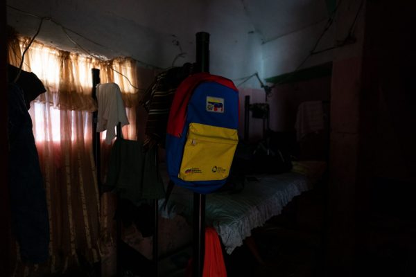 Imagen del interior de una casa durante un corte de energía en Venezuela,