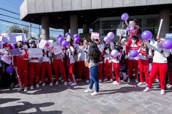 Estudiantes marcharon hasta el Ministerio de Educación en Quito para exigir violencia.