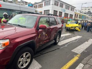Dos vehículos chocan en plena avenida Cevallos de Ambato