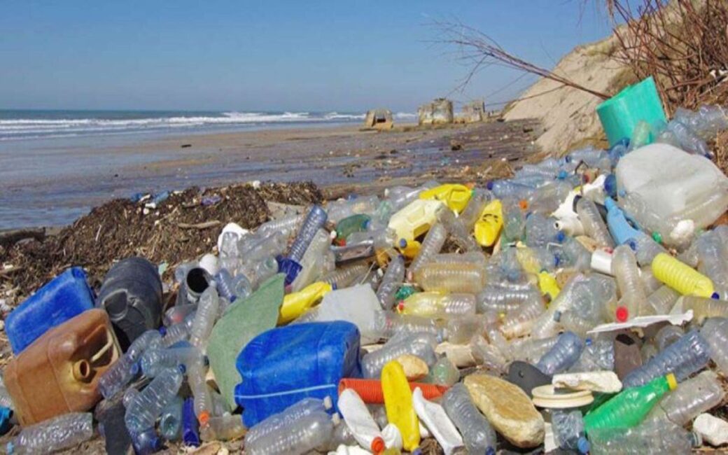 Crean enzima modificada capaz de descomponer plásticos en horas