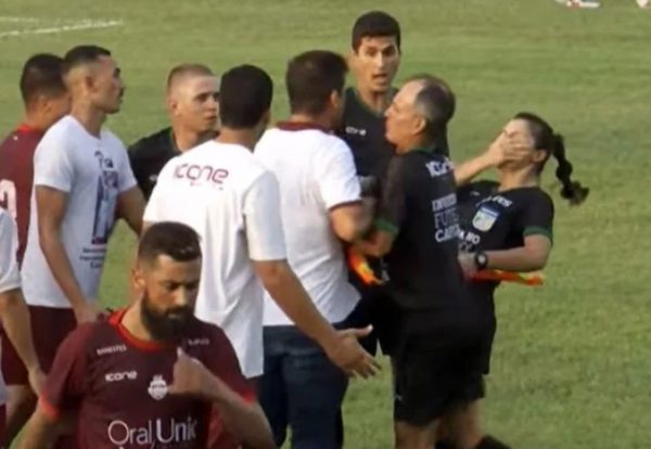Captura de pantalla del instante de la agresión del técnico Rafael Soriano a la árbitro asistente.
