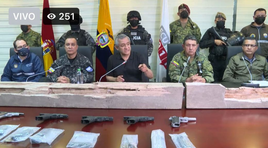 Durante una rueda de prensa se mostraron los tipos de armas utilizados en la cárcel de Turi.