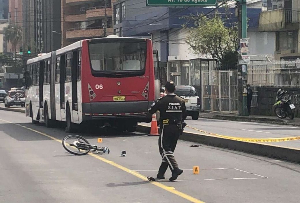 Ciclista muere atropellado por bus de la Ecovía en el norte de Quito