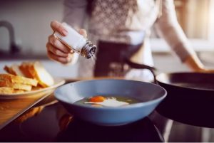 Comer menos sal no evita la muerte, pero mejora la vida